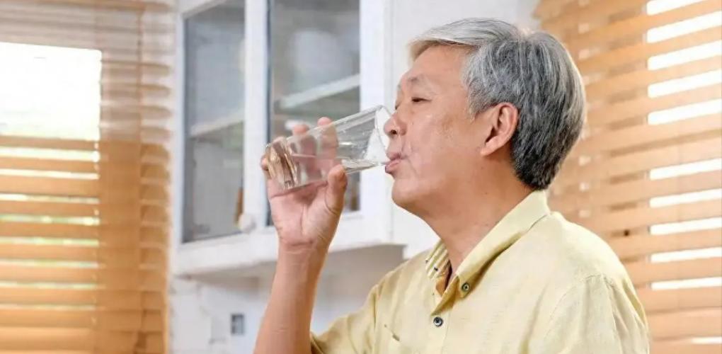 總感覺口干口渴，喝再多水都沒用？或是提醒體內潛藏了這4種疾病