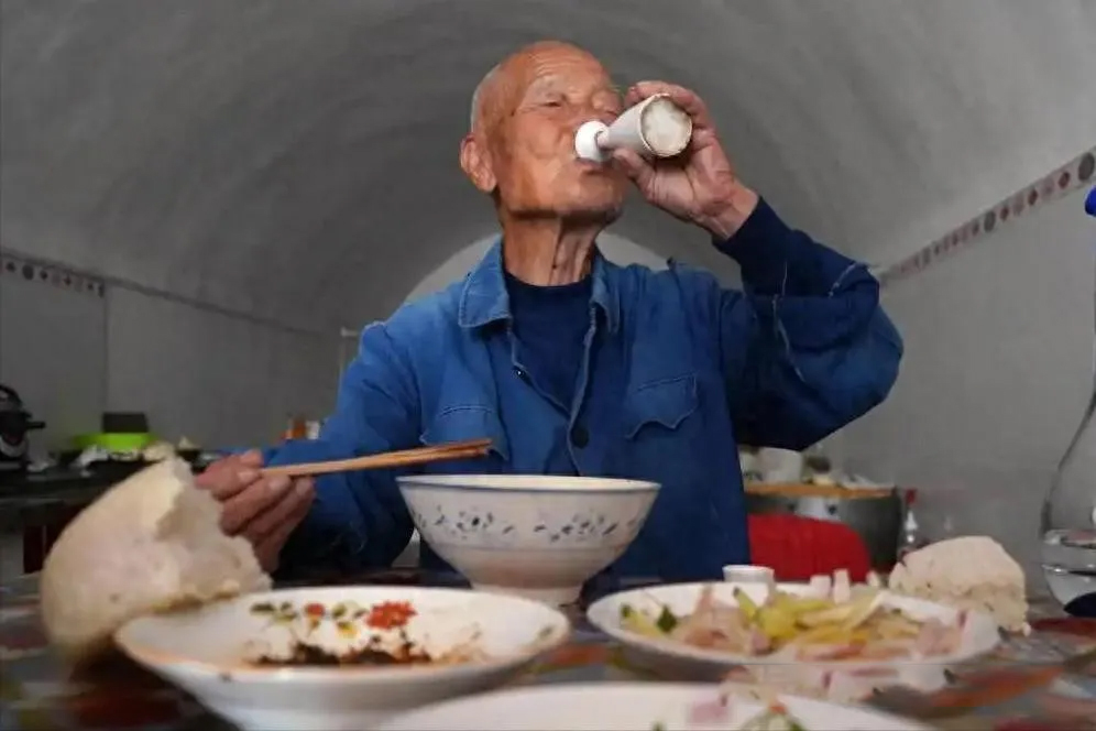 醫(yī)生：最傷肝的行為，不是喝酒！而是常做3件事，看看你有做嗎？