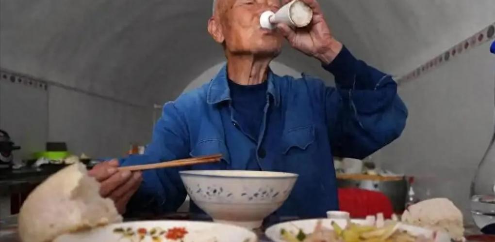 醫(yī)生：最傷肝的行為，不是喝酒！而是常做3件事，看看你有做嗎？