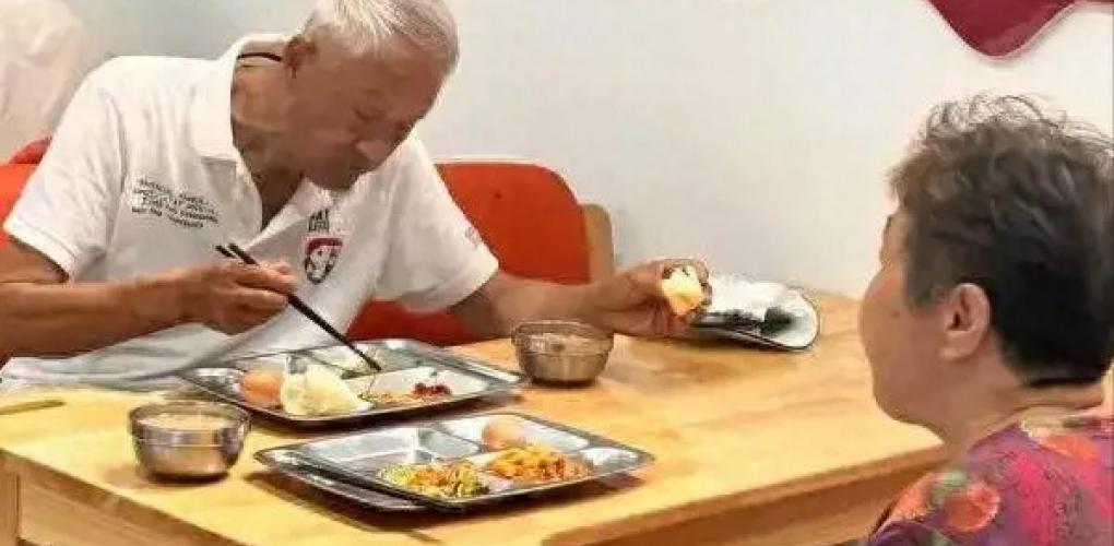 凡是能活過(guò)90歲的老年人，大多都不喜歡吃5種食物，看看你愛(ài)吃嗎