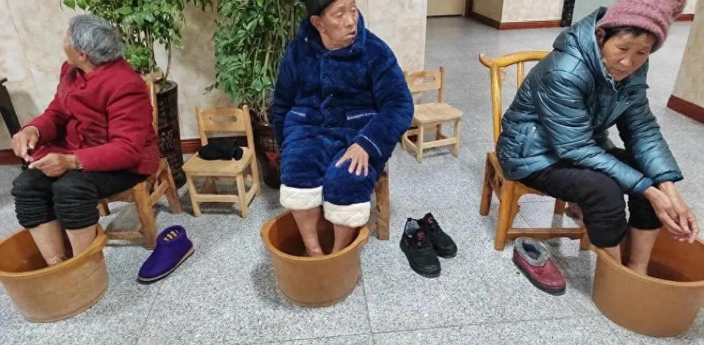 ? 再這樣泡腳，你的關(guān)節(jié)就廢了！醫(yī)生提醒：3種方式，不養(yǎng)生反傷身