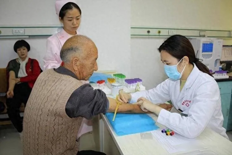 醫(yī)生反復(fù)叮囑：患有高血脂的人，寧可在家躺著，也別多做這幾件事