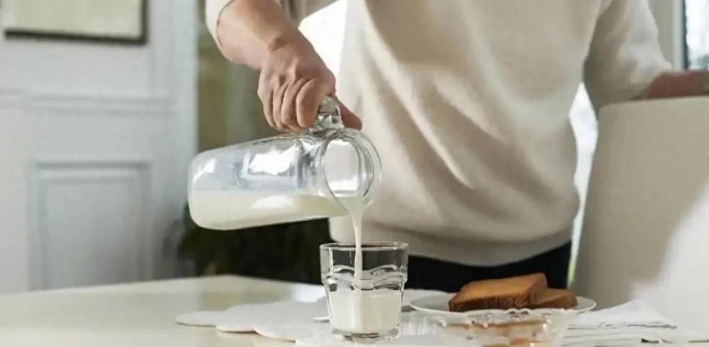 骨質(zhì)疏松和飲水有關(guān)？醫(yī)生提醒：上了年紀(jì)，飲水牢記這4點(diǎn)