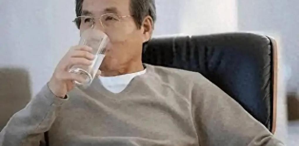 有沒(méi)有腎結(jié)石，飲水就知道？告誡：腎結(jié)石患者，飲水多有這4表現(xiàn)