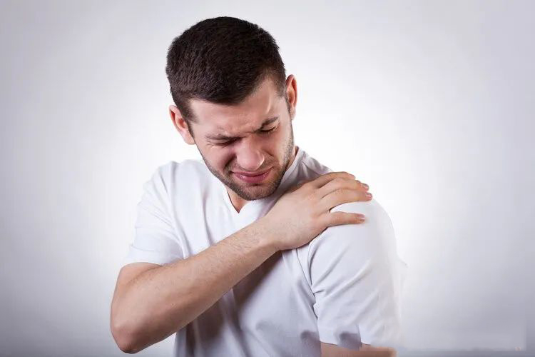 男子肩痛半個月查出肺癌，醫(yī)生提醒：3種肩痛可能是大病的信號