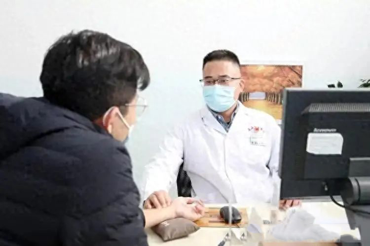 醫(yī)生調(diào)查發(fā)現(xiàn)：脂肪肝人群若天天喝茶解壓，半年后肝臟或有3變化