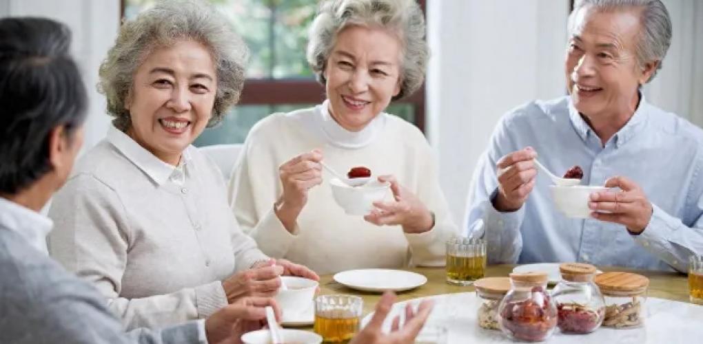 “吃飯八分飽”錯了？醫(yī)生建議：過了65歲，吃飯要盡量做到這幾點