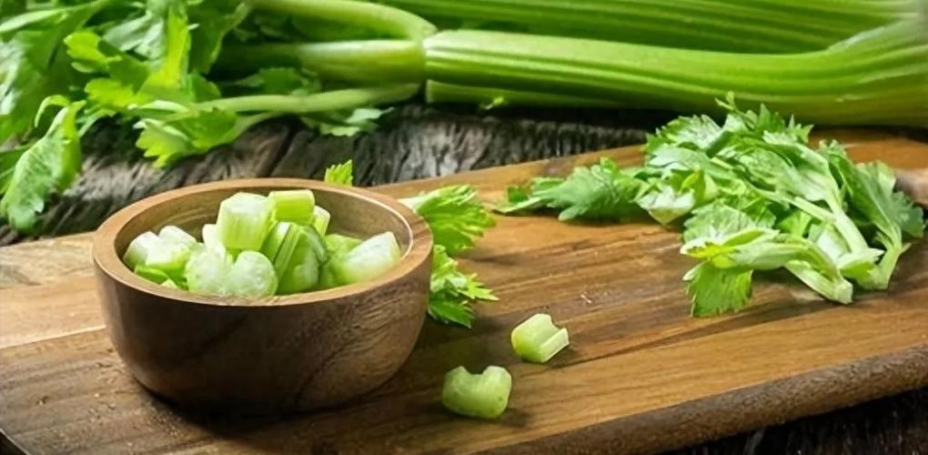 高血壓與缺鉀有關(guān)？醫(yī)生告誡：常吃芹菜蘋果，不如吃4物穩(wěn)定血壓