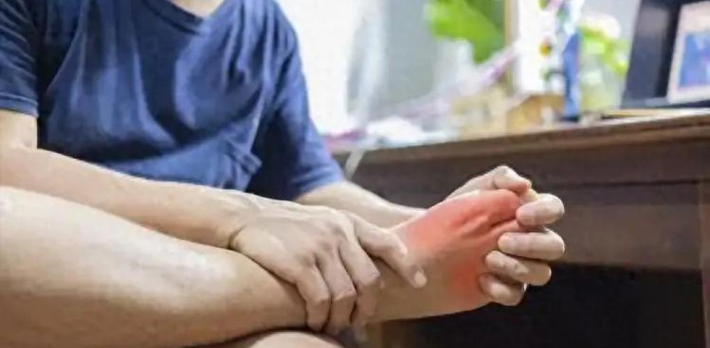 患痛風(fēng)的人日益增多！醫(yī)生多次勸告：少吃羊肉，多吃這幾樣食物