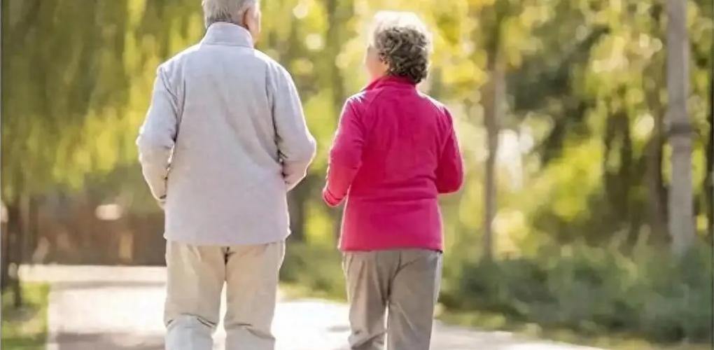 早起散步不如睡懶覺？醫(yī)生提醒：年過60歲的老人，早上3“不做”