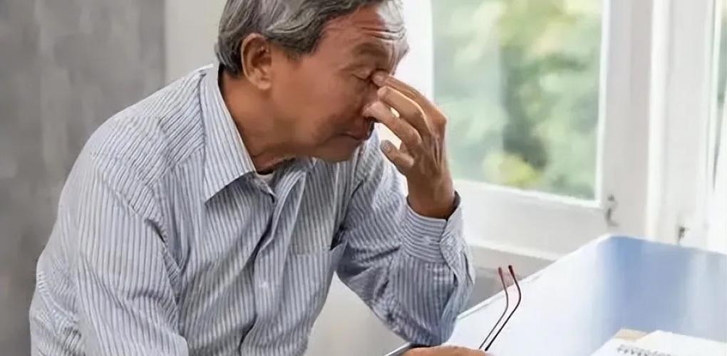 肝部開始癌變時，身體通常會給出“暗示”，別大意了，拖到中晚期