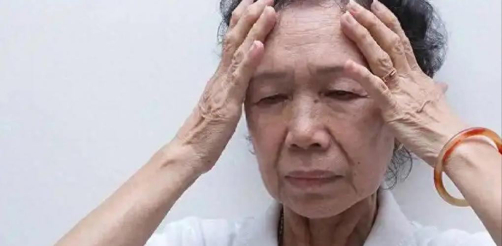 起床時突然大腦一陣眩暈？除了高血壓，還可能是因為這3種疾病