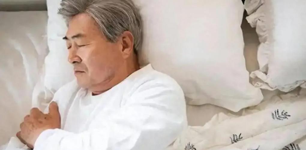 睡覺決定壽命？研究發(fā)現(xiàn)：能保持長壽的老人，睡覺大多有4個(gè)特征